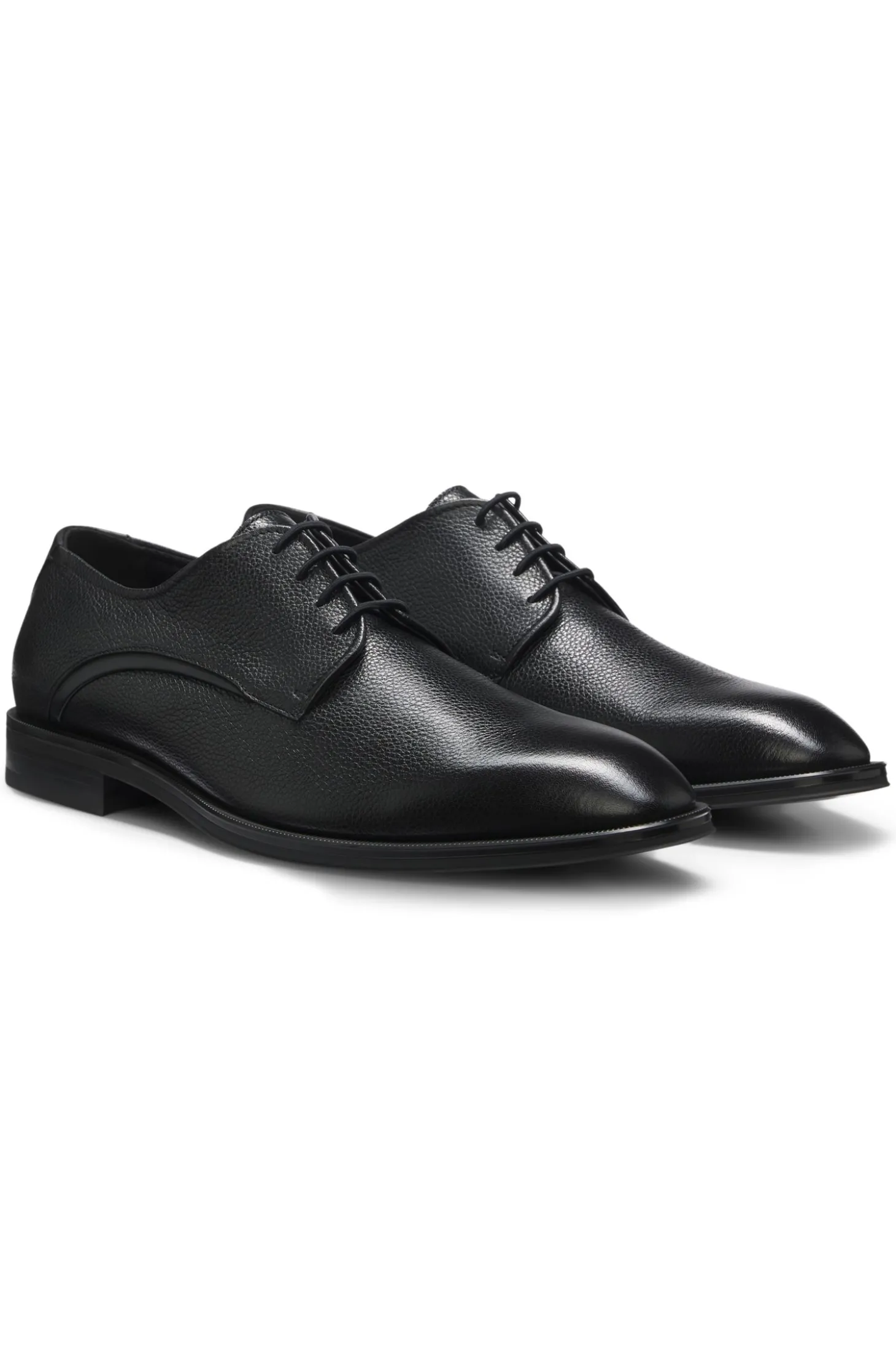 In Italien gefertigte Schnürschuhe aus genarbtem Leder