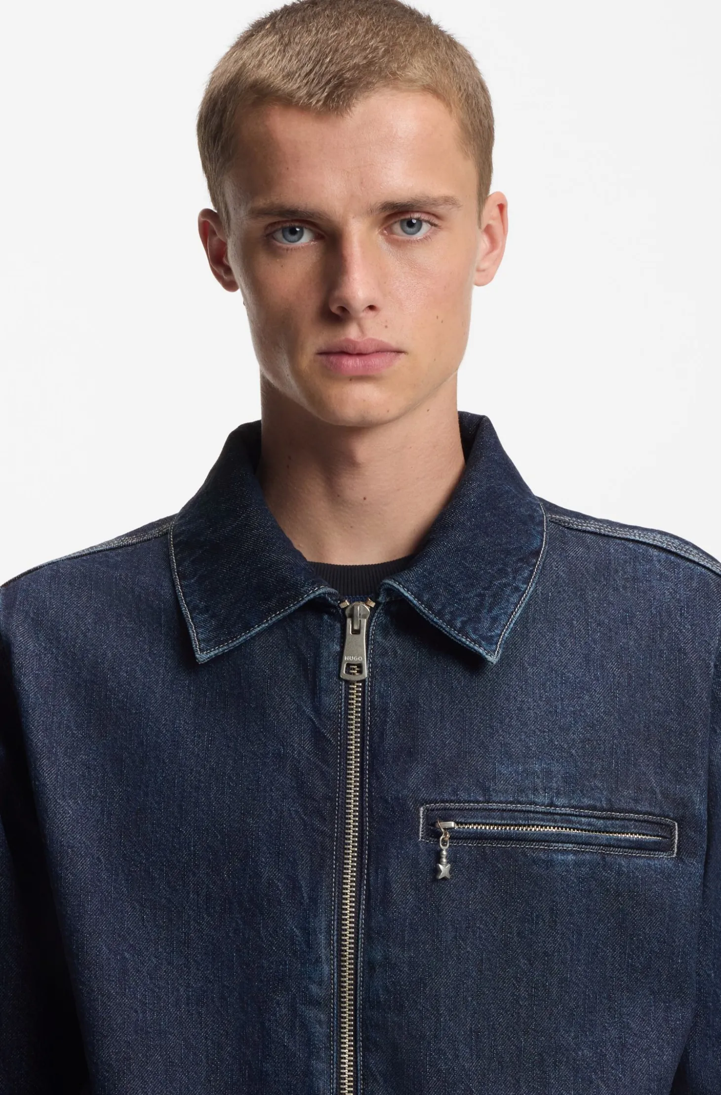 Jacke aus blauem Denim mit Reißverschluss und Brusttasche