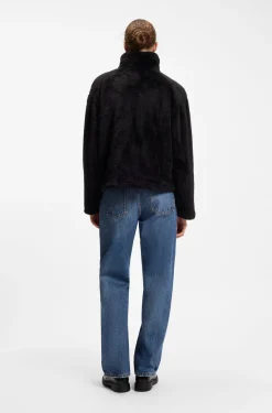 Jacke aus Kunstfell mit kontrastierenden aufgesetzten Taschen
