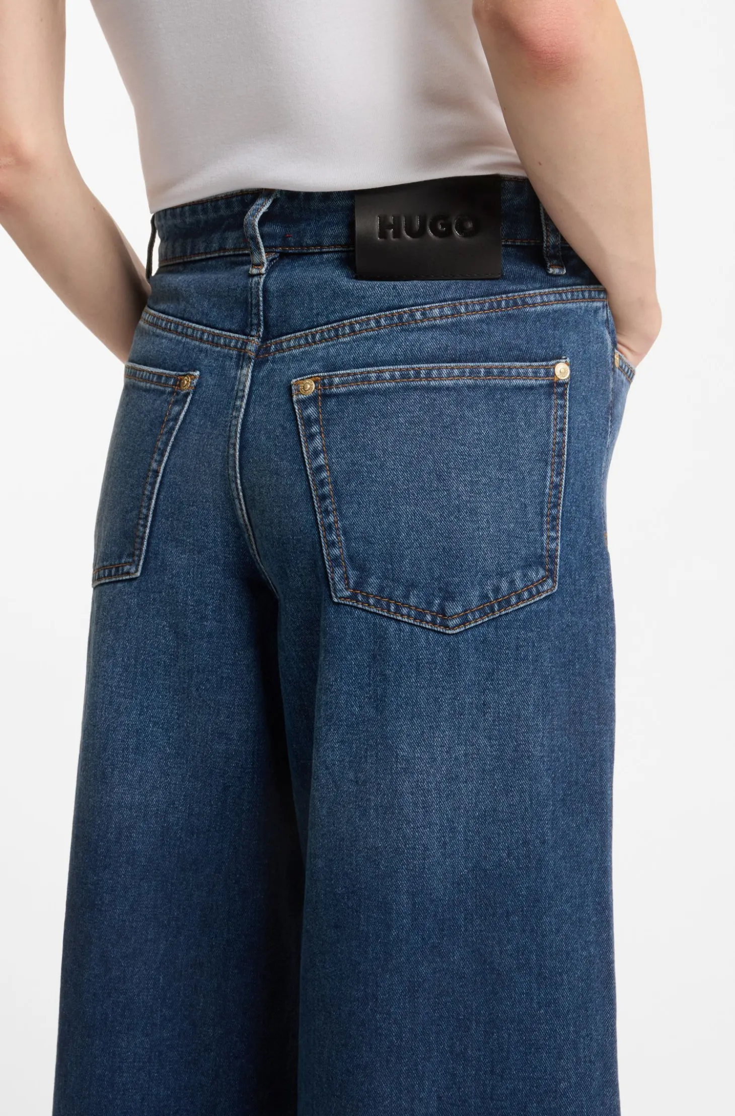 Jeans aus festem blauem Denim mit weitem Beinverlauf