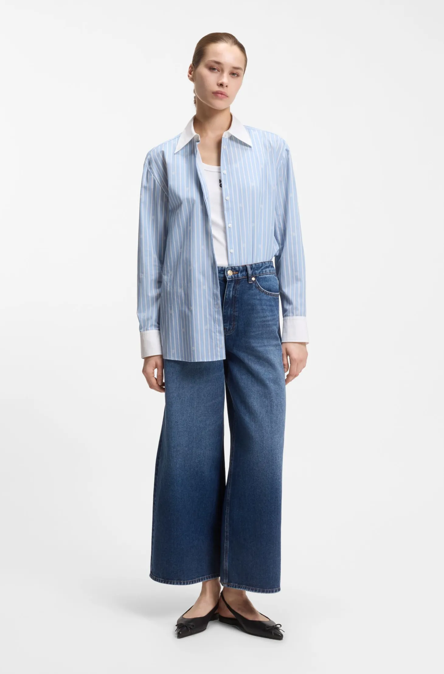 Jeans aus festem blauem Denim mit weitem Beinverlauf