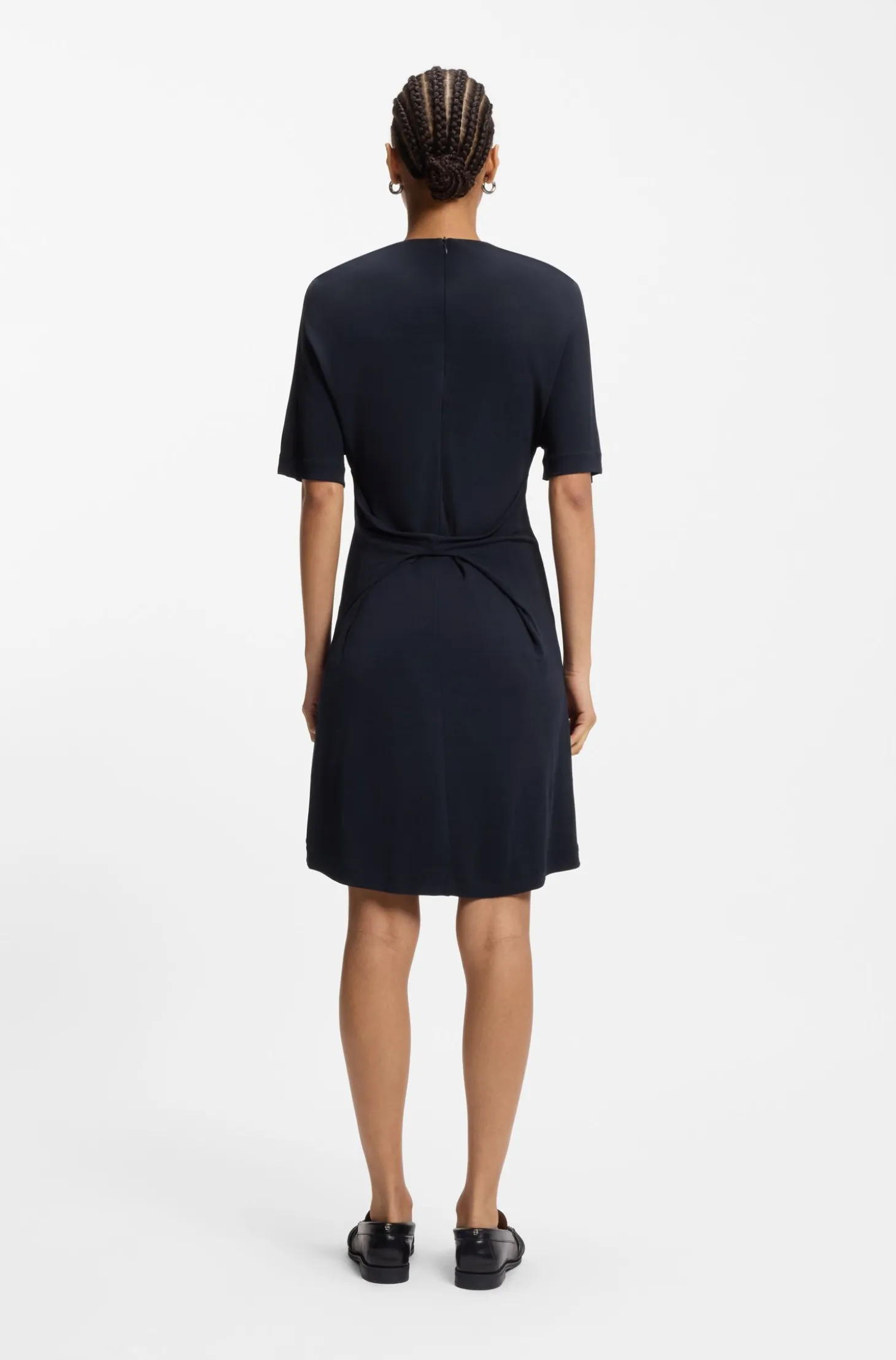 Jersey-Kleid mit Drapierung hinten