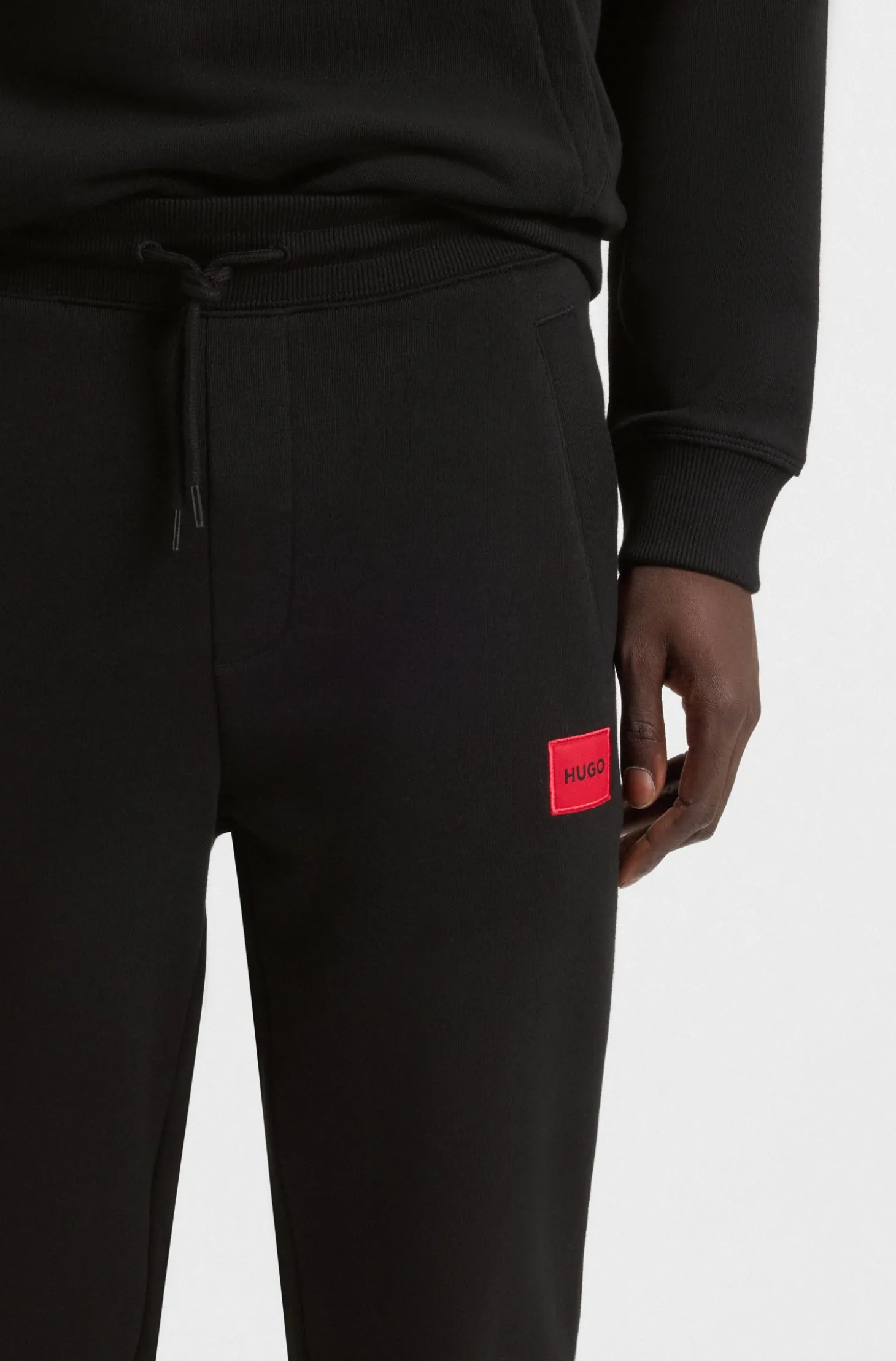 Jogginghose aus Baumwoll-Terry mit rotem Logo-Label