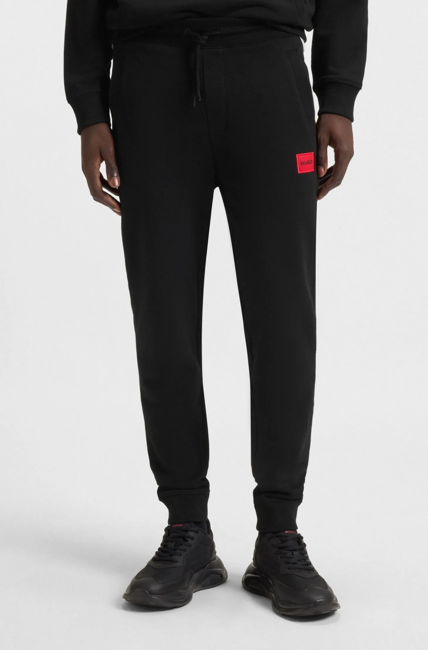 Jogginghose aus Baumwoll-Terry mit rotem Logo-Label