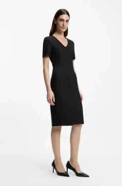 Kleid aus elastischem Gewebe mit V-Ausschnitt