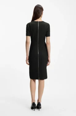 Kleid aus elastischem Gewebe mit V-Ausschnitt