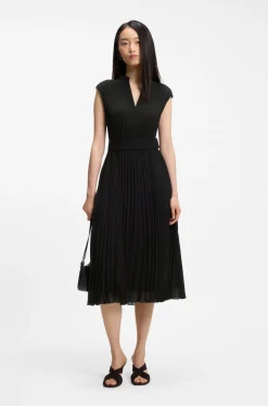 Kleid aus Plissee-Krepp mit eingekerbtem Ausschnitt