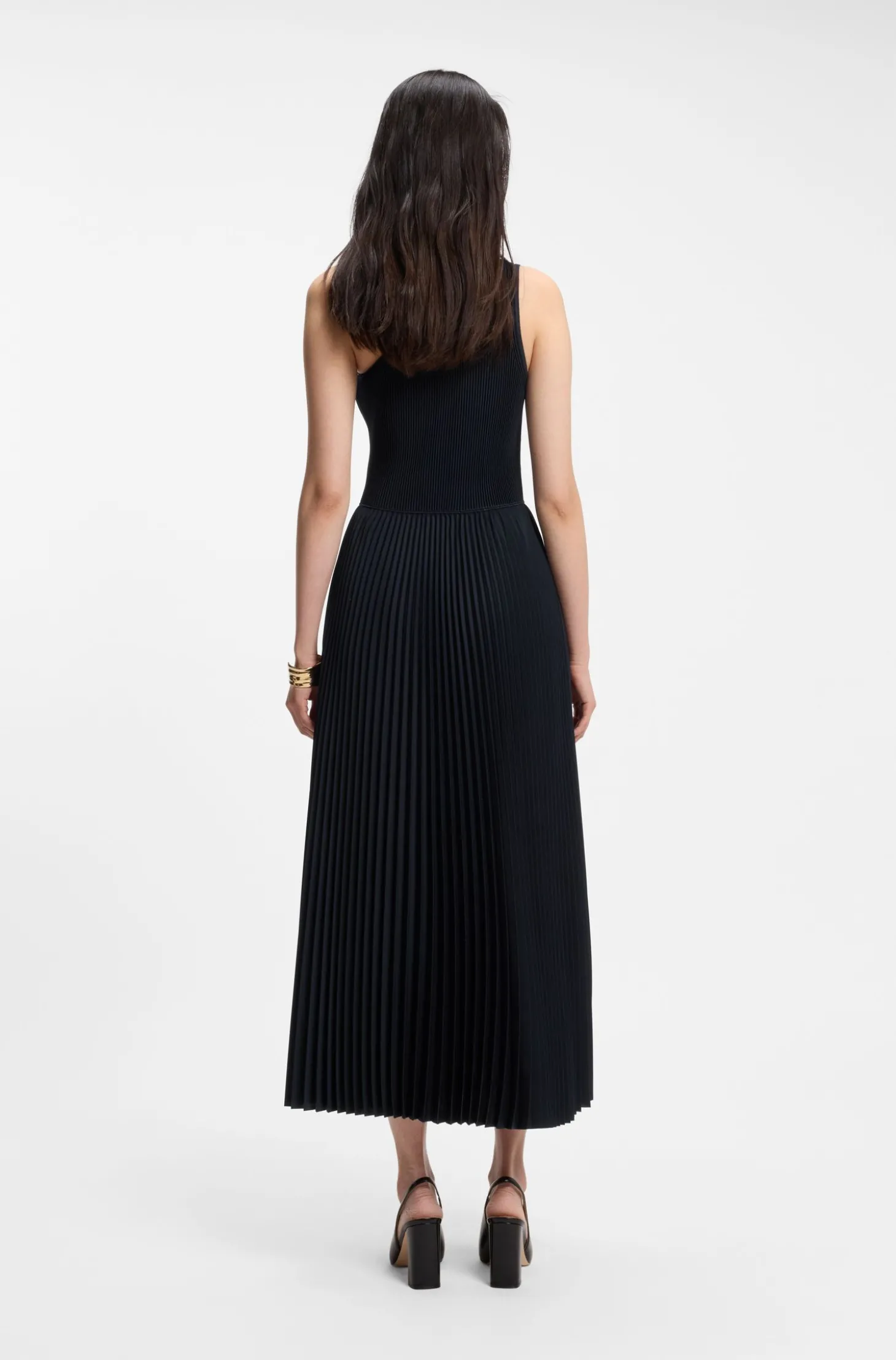 Kleid aus Rippstrick mit One-Shoulder-Design und Plissee-Rock