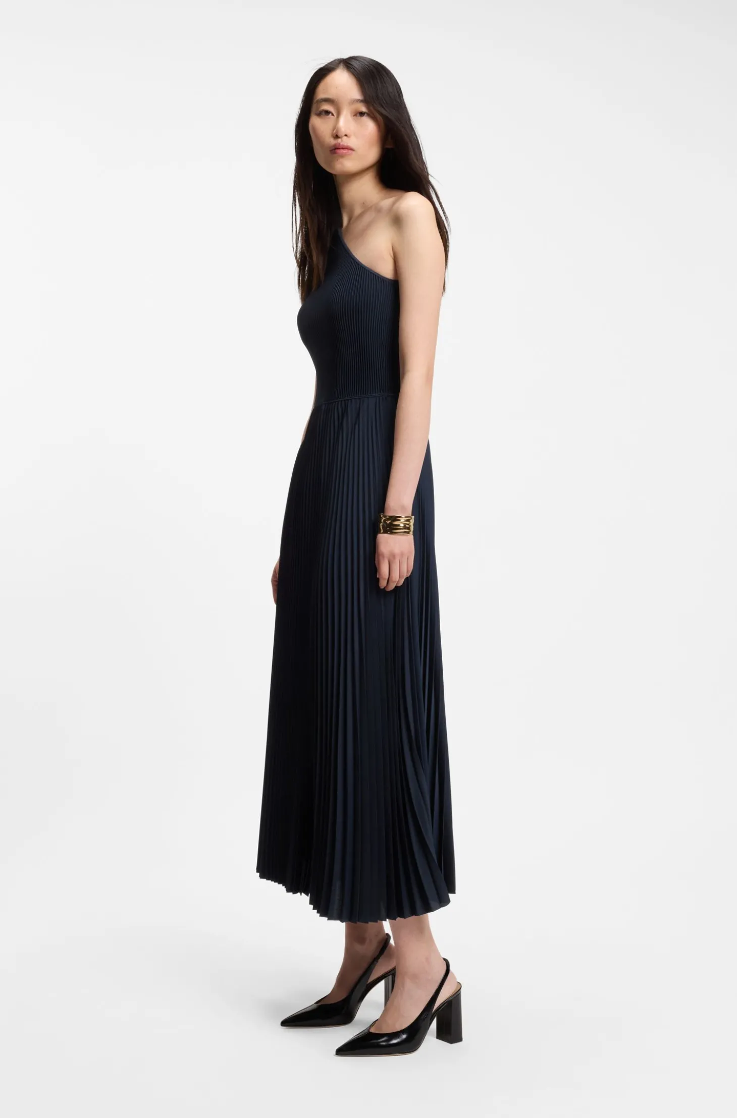 Kleid aus Rippstrick mit One-Shoulder-Design und Plissee-Rock