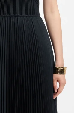 Kleid aus Rippstrick mit One-Shoulder-Design und Plissee-Rock