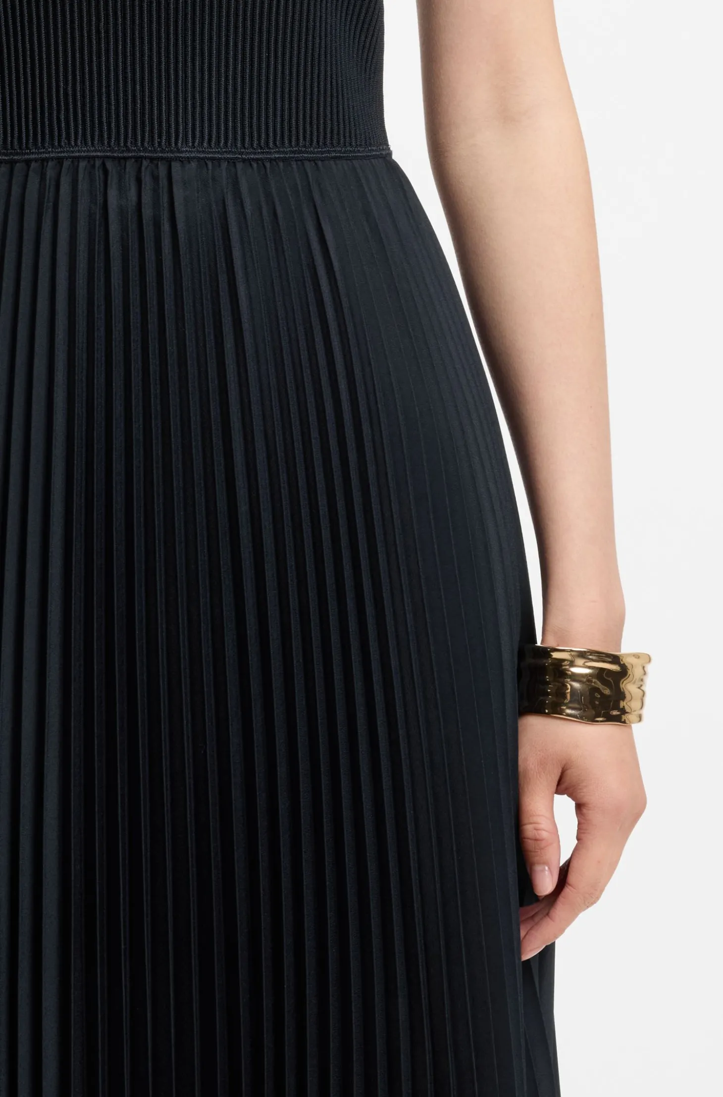 Kleid aus Rippstrick mit One-Shoulder-Design und Plissee-Rock