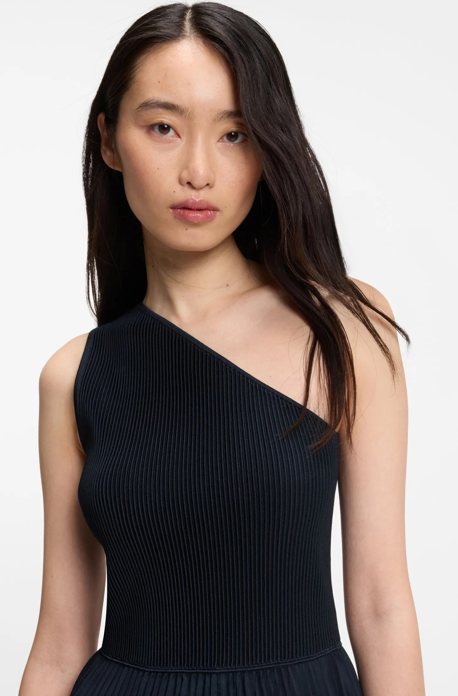 Kleid aus Rippstrick mit One-Shoulder-Design und Plissee-Rock