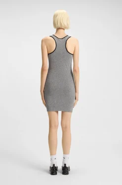 Kleid aus schimmerndem Jersey mit Racerback und Logo-Aufnäher aus Silikon