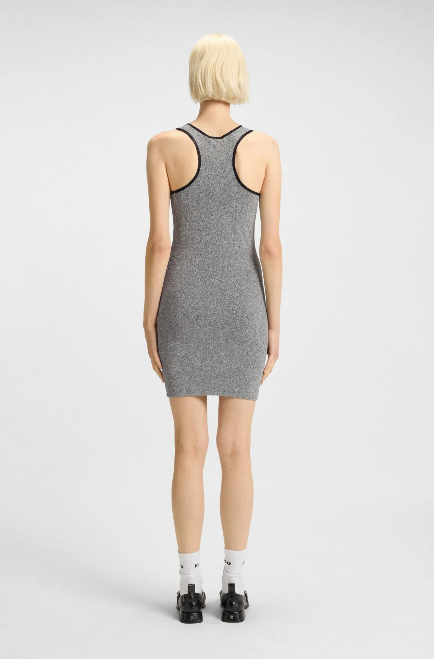 Kleid aus schimmerndem Jersey mit Racerback und Logo-Aufnäher aus Silikon
