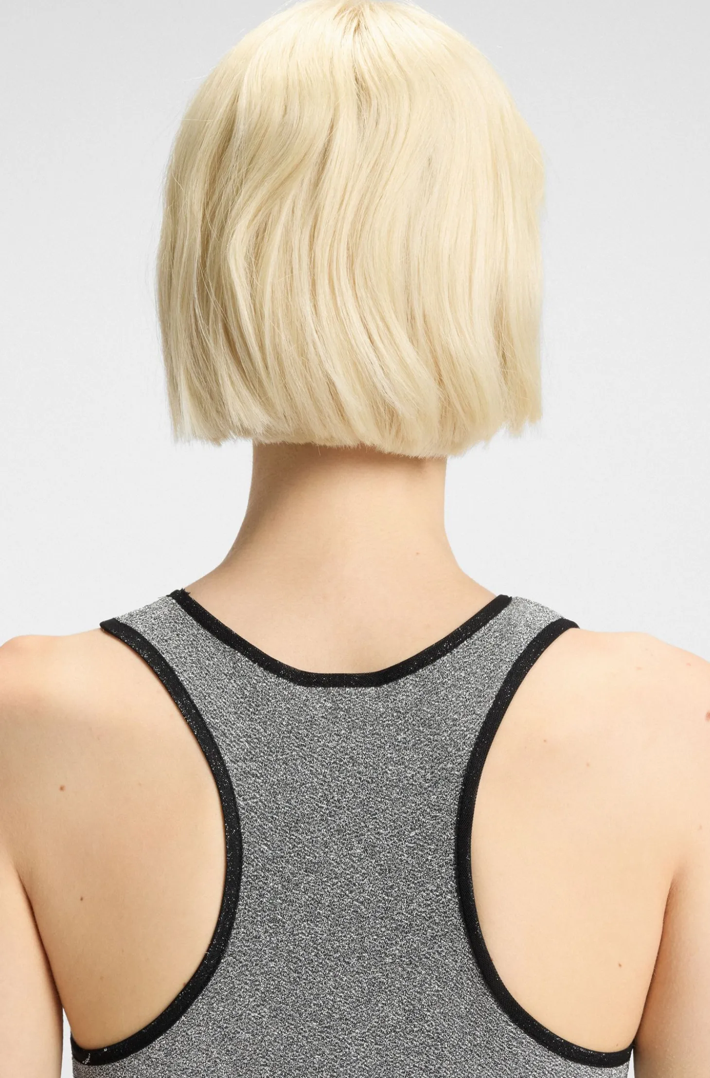 Kleid aus schimmerndem Jersey mit Racerback und Logo-Aufnäher aus Silikon