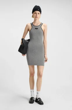 Kleid aus schimmerndem Jersey mit Racerback und Logo-Aufnäher aus Silikon