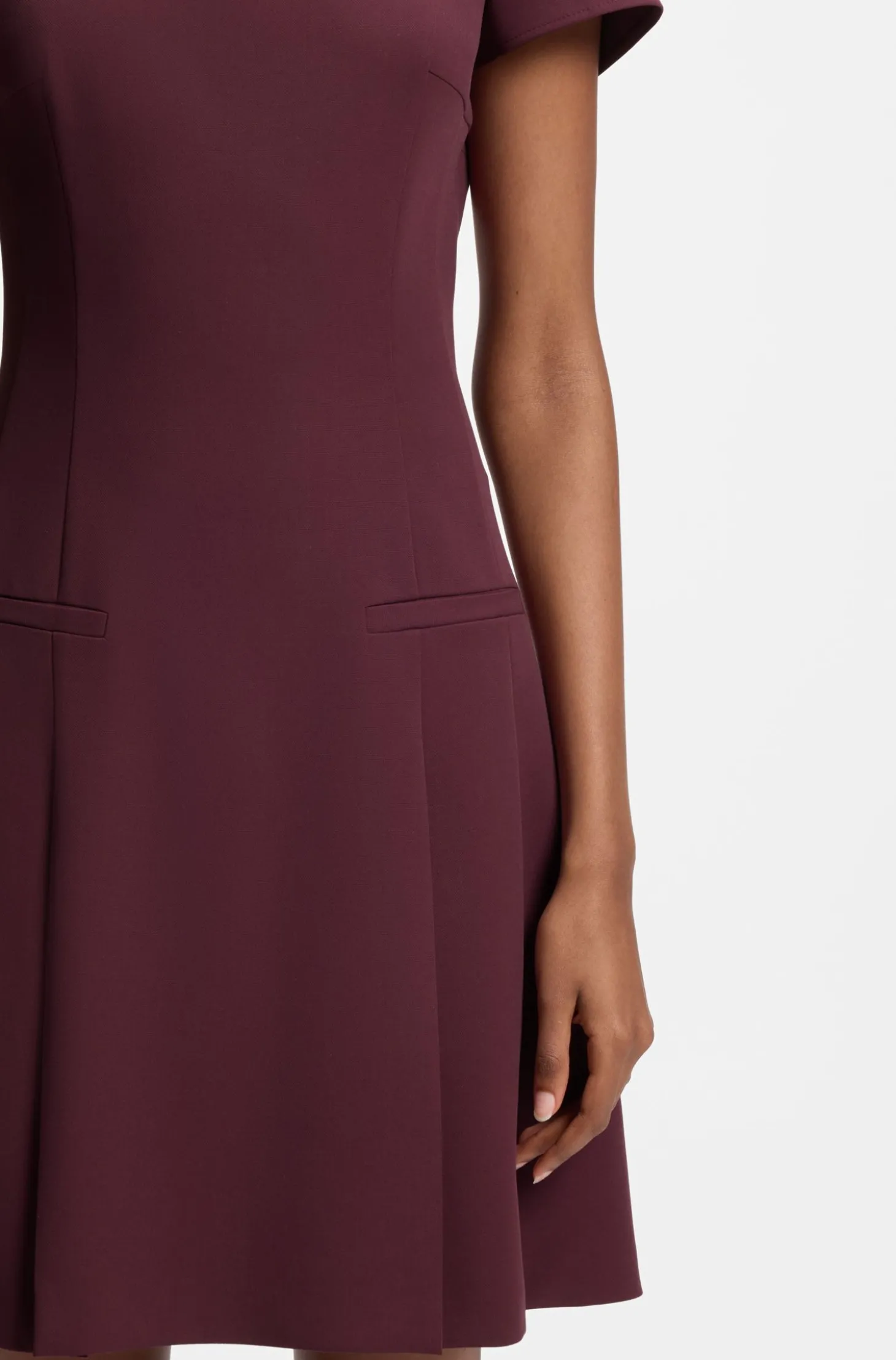 Kleid aus Stretch-Gewebe mit eckigem Ausschnitt