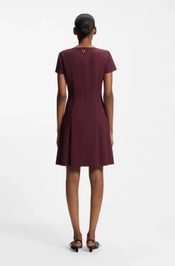 Kleid aus Stretch-Gewebe mit eckigem Ausschnitt