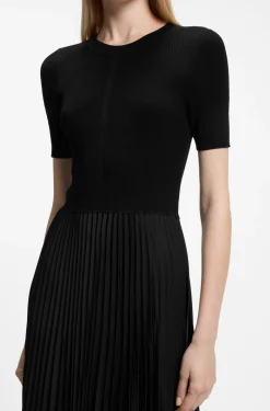 Kleid aus verschiedenen Materialien mit Faltenrock