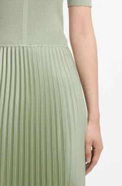 Kleid aus verschiedenen Materialien mit Faltenrock