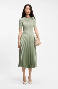 Kleid aus verschiedenen Materialien mit Faltenrock