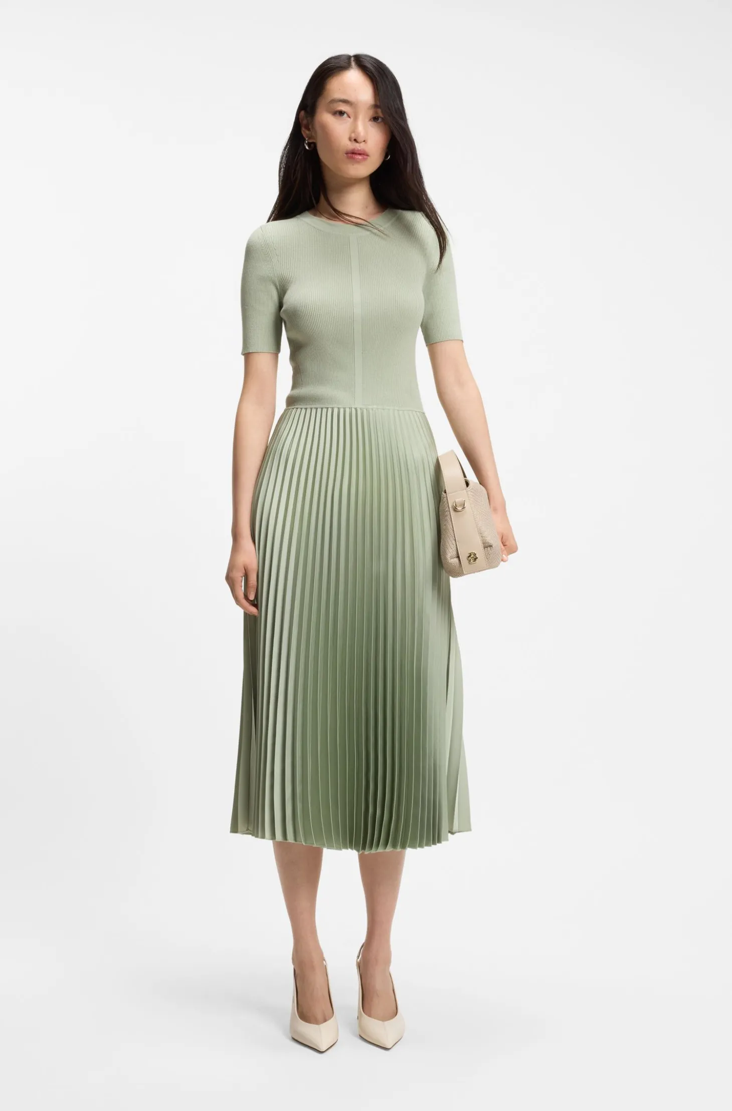 Kleid aus verschiedenen Materialien mit Faltenrock