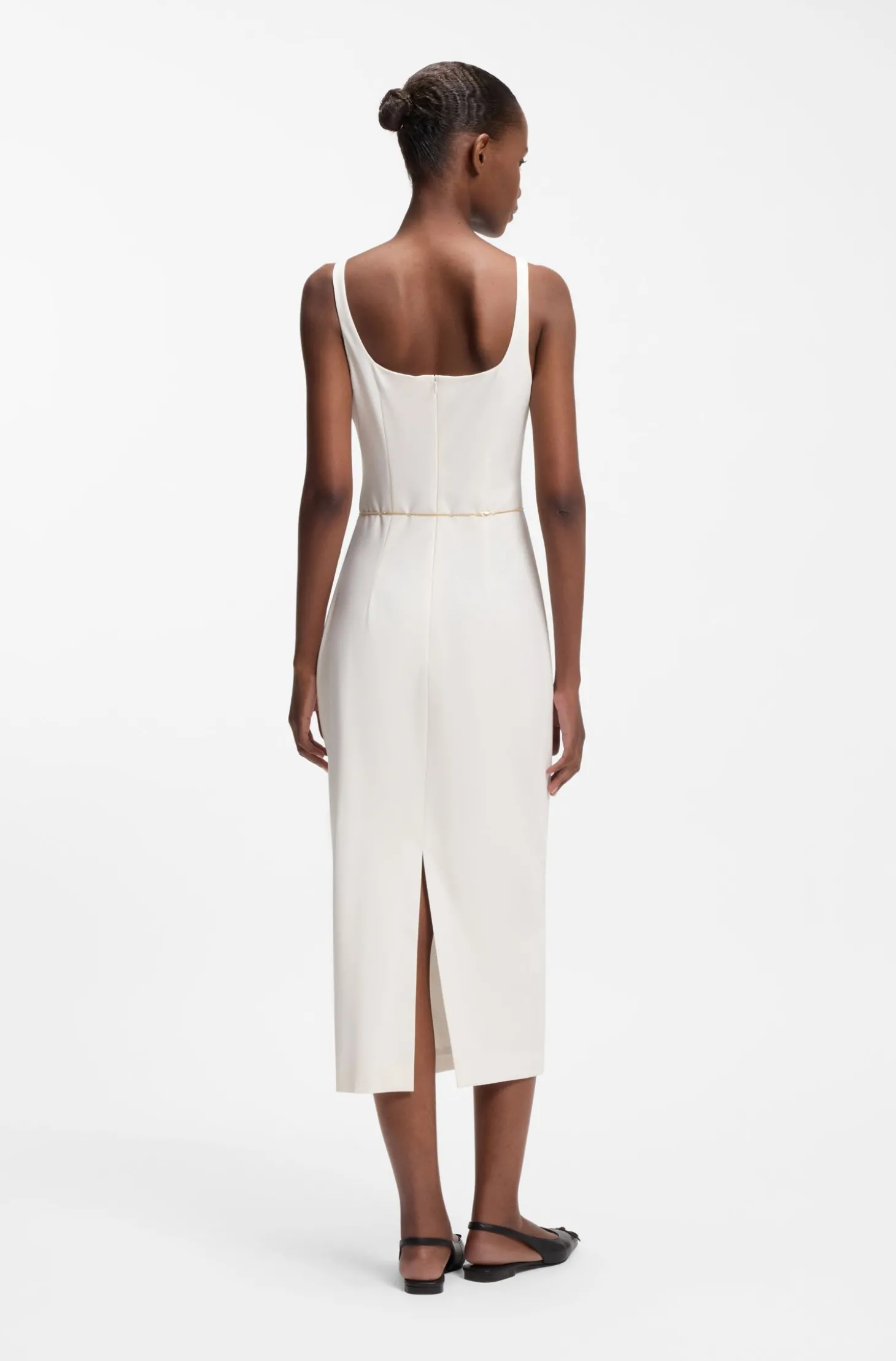 Kleid mit eckigem Ausschnitt und goldenem Kettengürtel