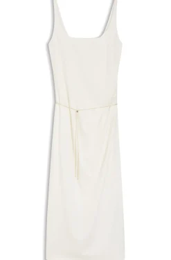 Kleid mit eckigem Ausschnitt und goldenem Kettengürtel