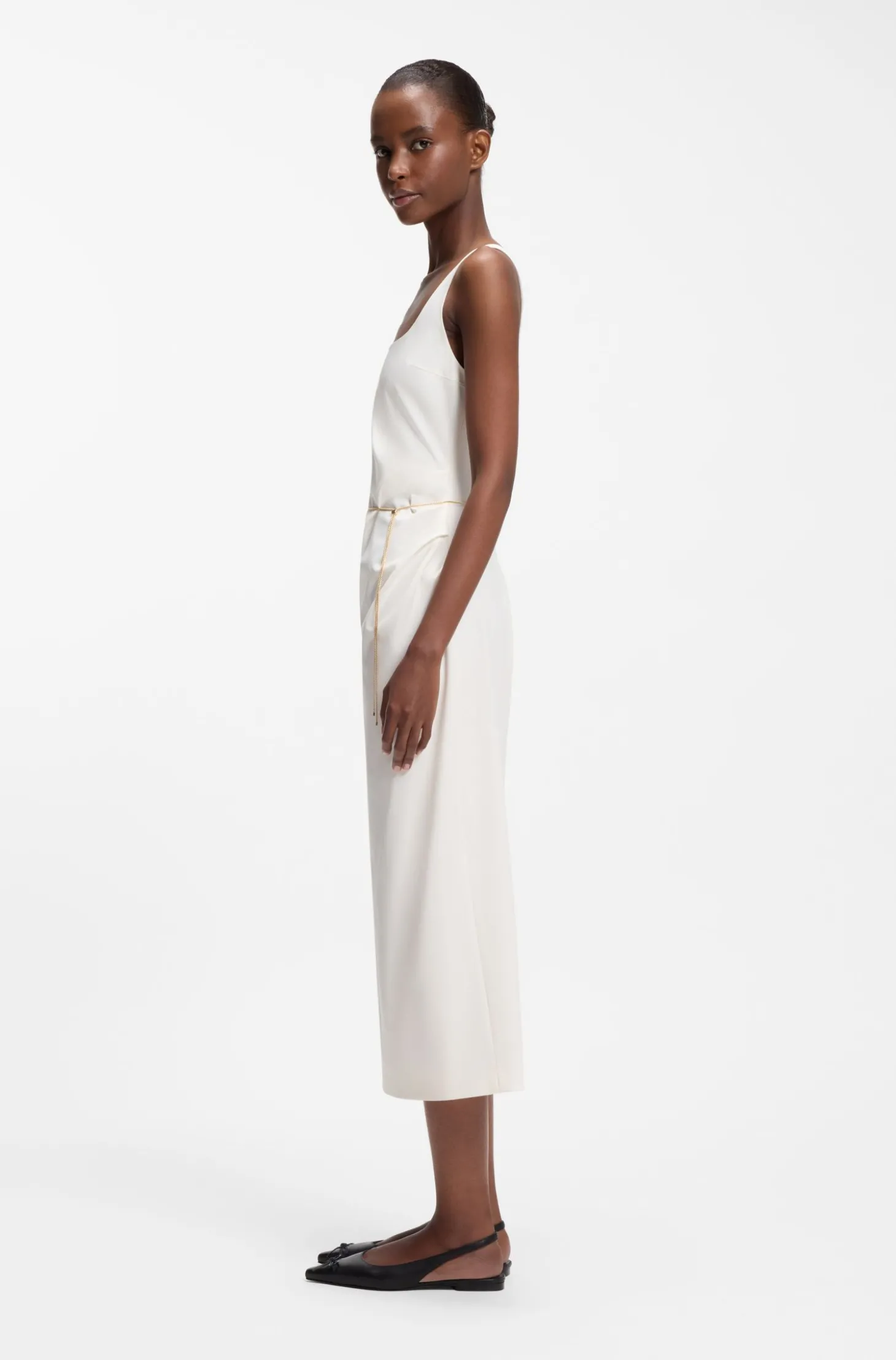 Kleid mit eckigem Ausschnitt und goldenem Kettengürtel