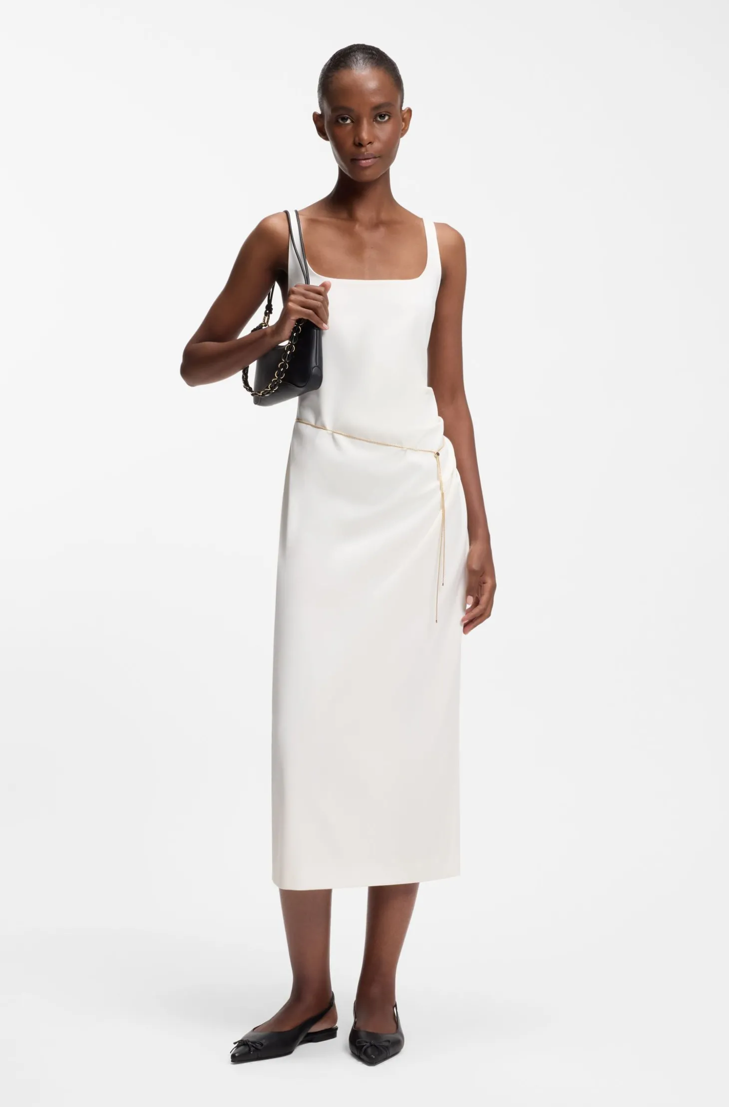 Kleid mit eckigem Ausschnitt und goldenem Kettengürtel