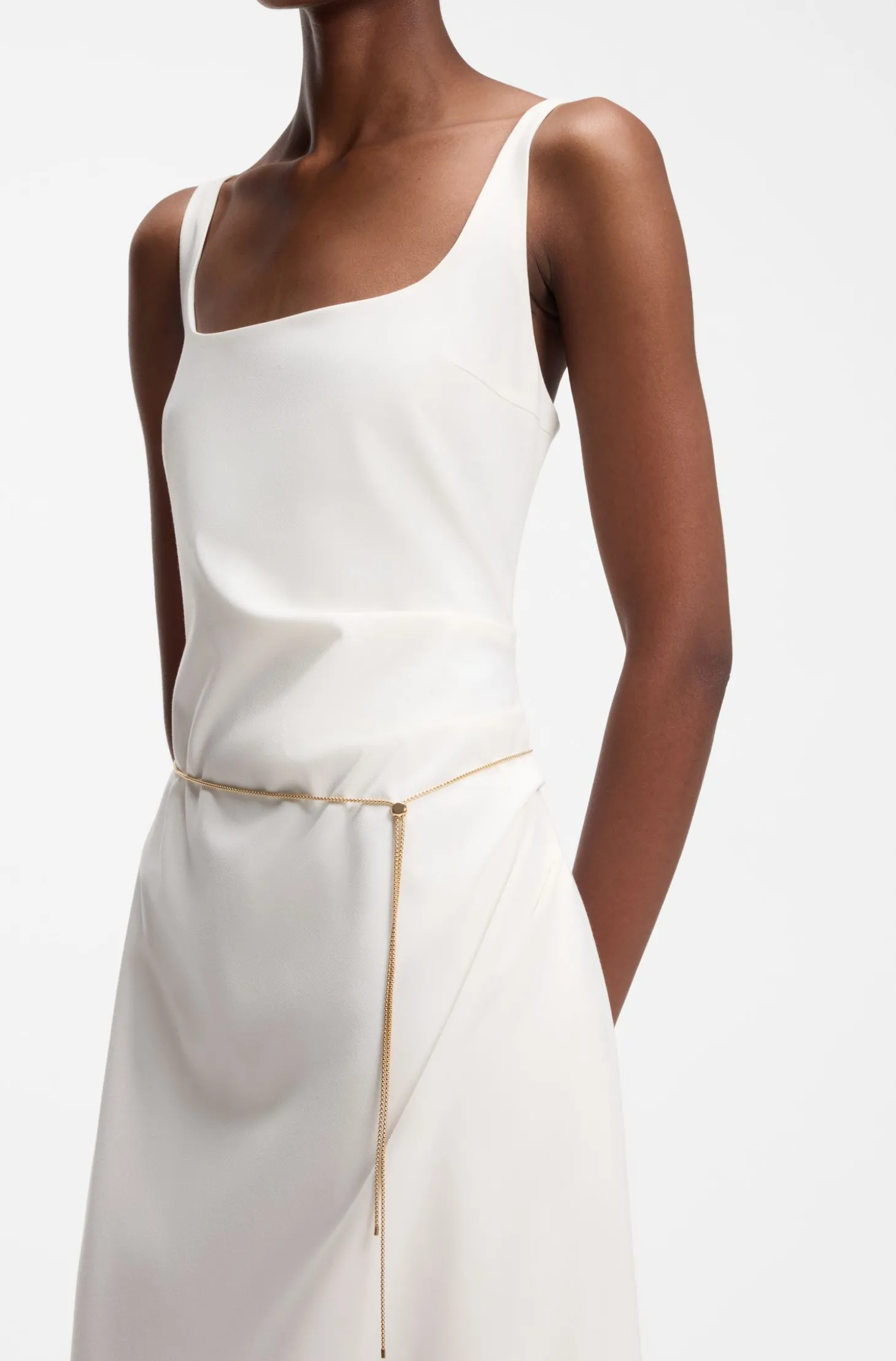 Kleid mit eckigem Ausschnitt und goldenem Kettengürtel