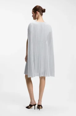 Kleid mit Faltenrock und Cape