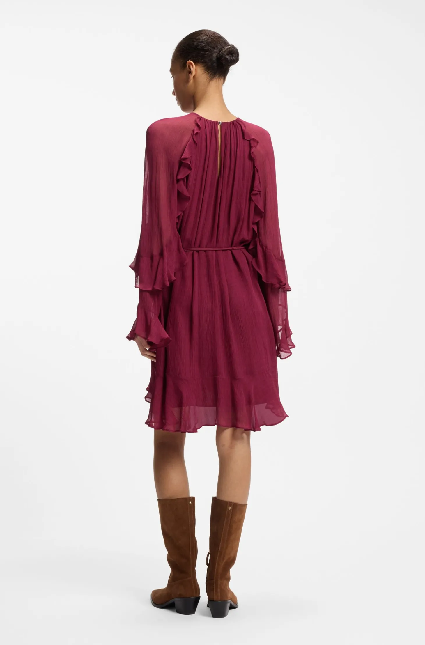 Kleid mit Gürtel und Trichterärmeln