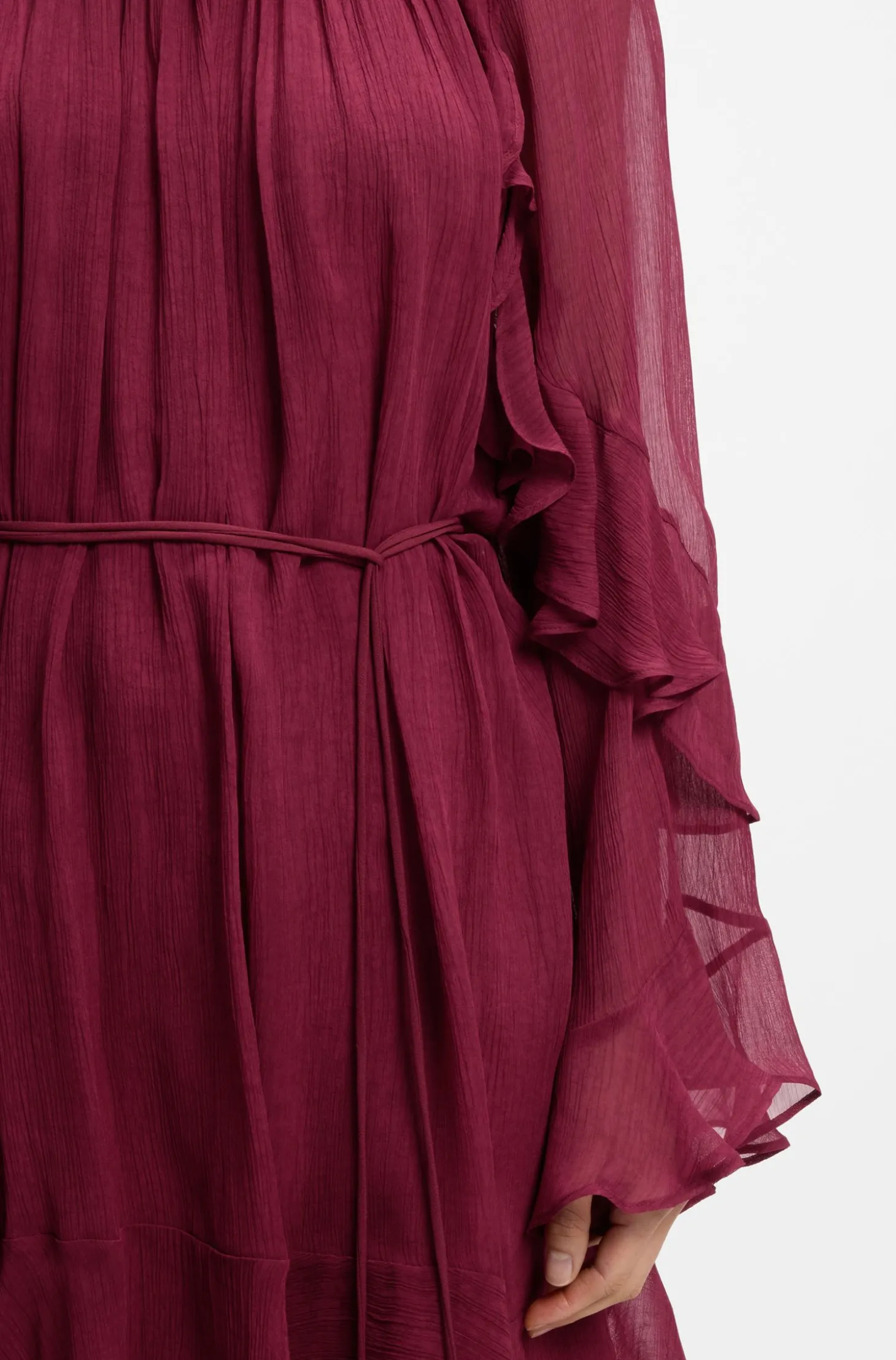 Kleid mit Gürtel und Trichterärmeln