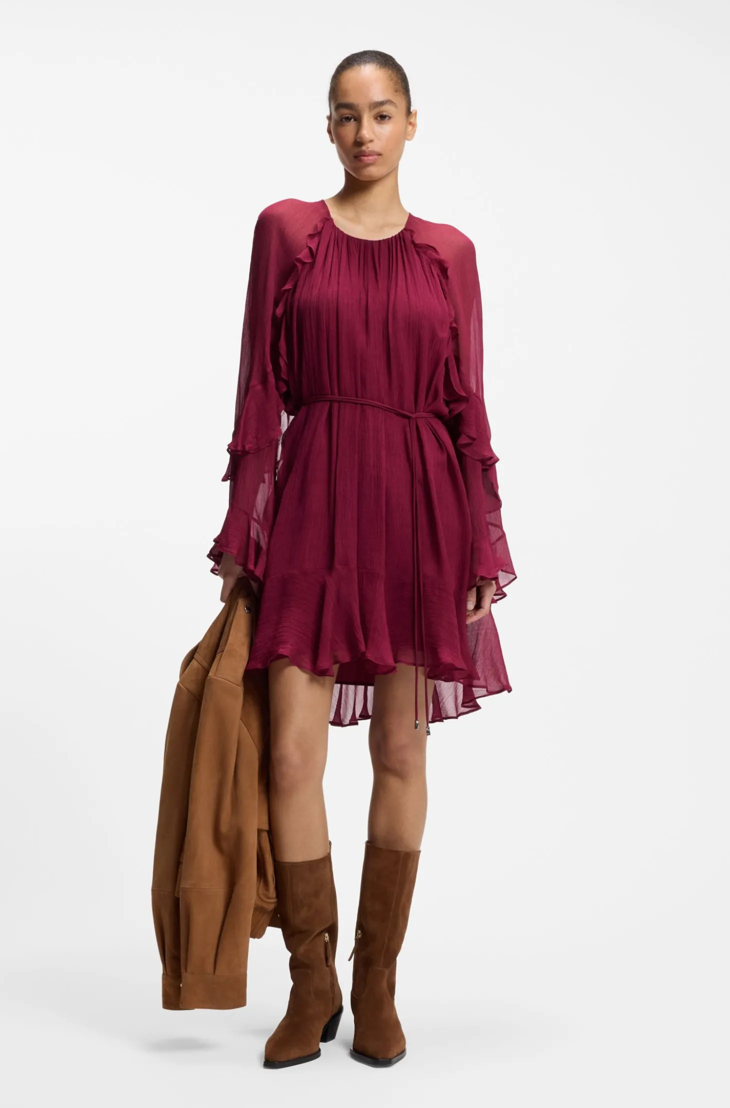 Kleid mit Gürtel und Trichterärmeln
