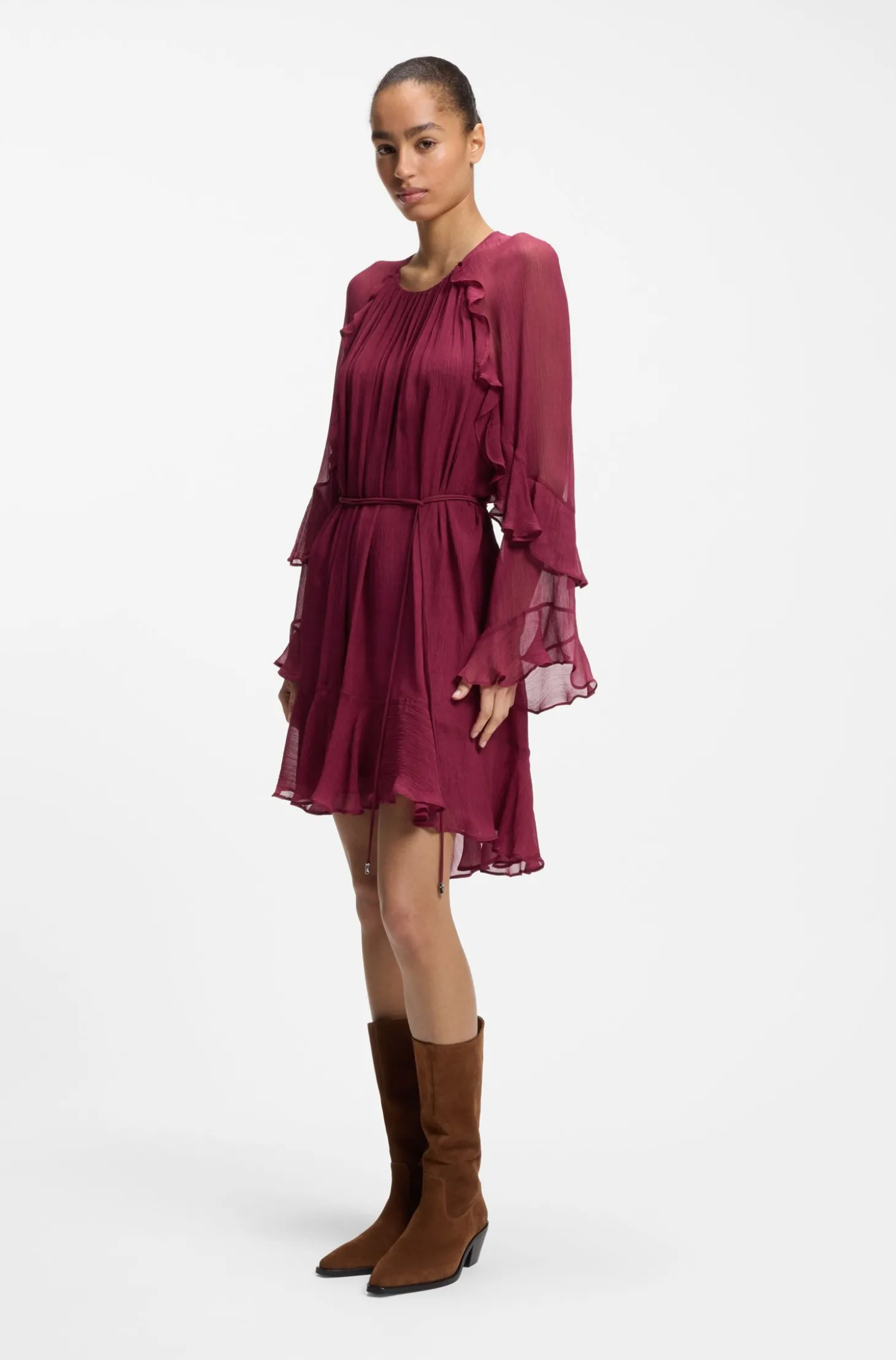 Kleid mit Gürtel und Trichterärmeln