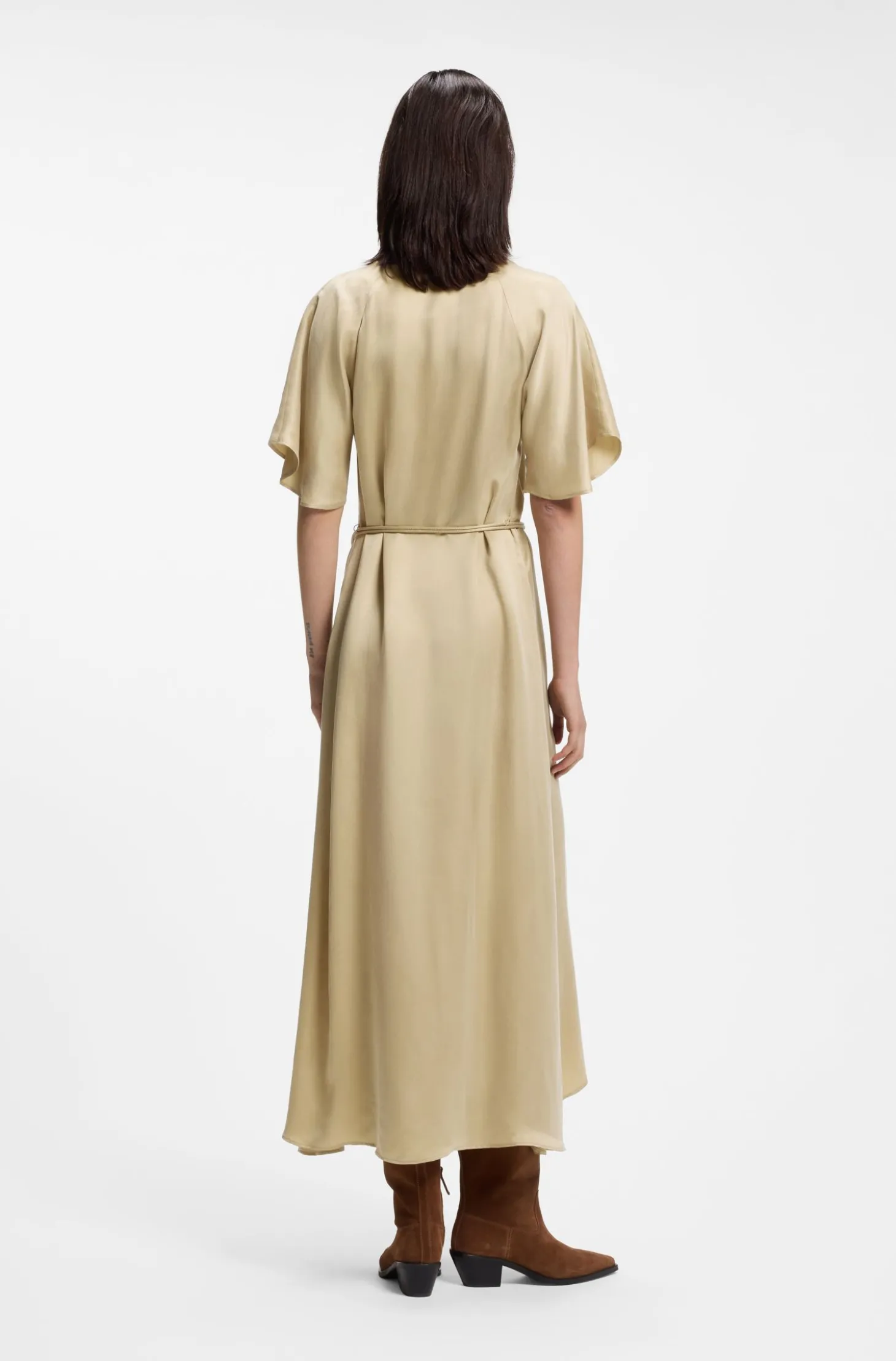 Kleid mit V-Ausschnitt und schmalem Gürtel mit Schließe