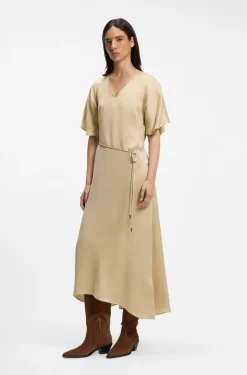 Kleid mit V-Ausschnitt und schmalem Gürtel mit Schließe