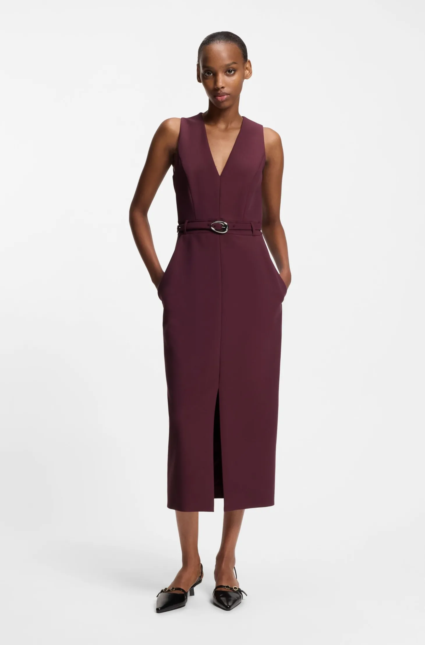 Kleid mit V-Ausschnitt und Schließe