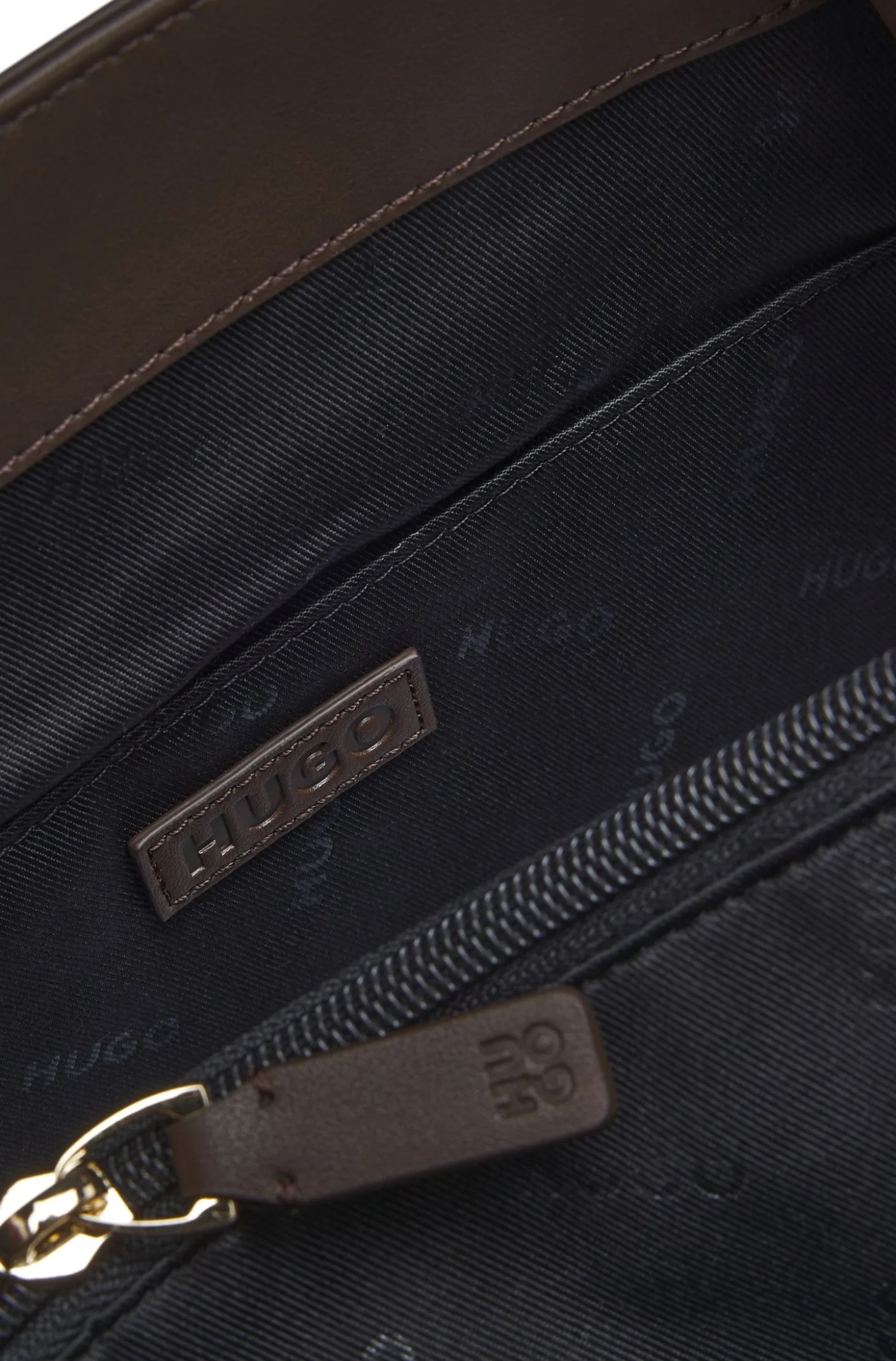 Kleine Tote Bag mit goldfarbenen Metalldetails