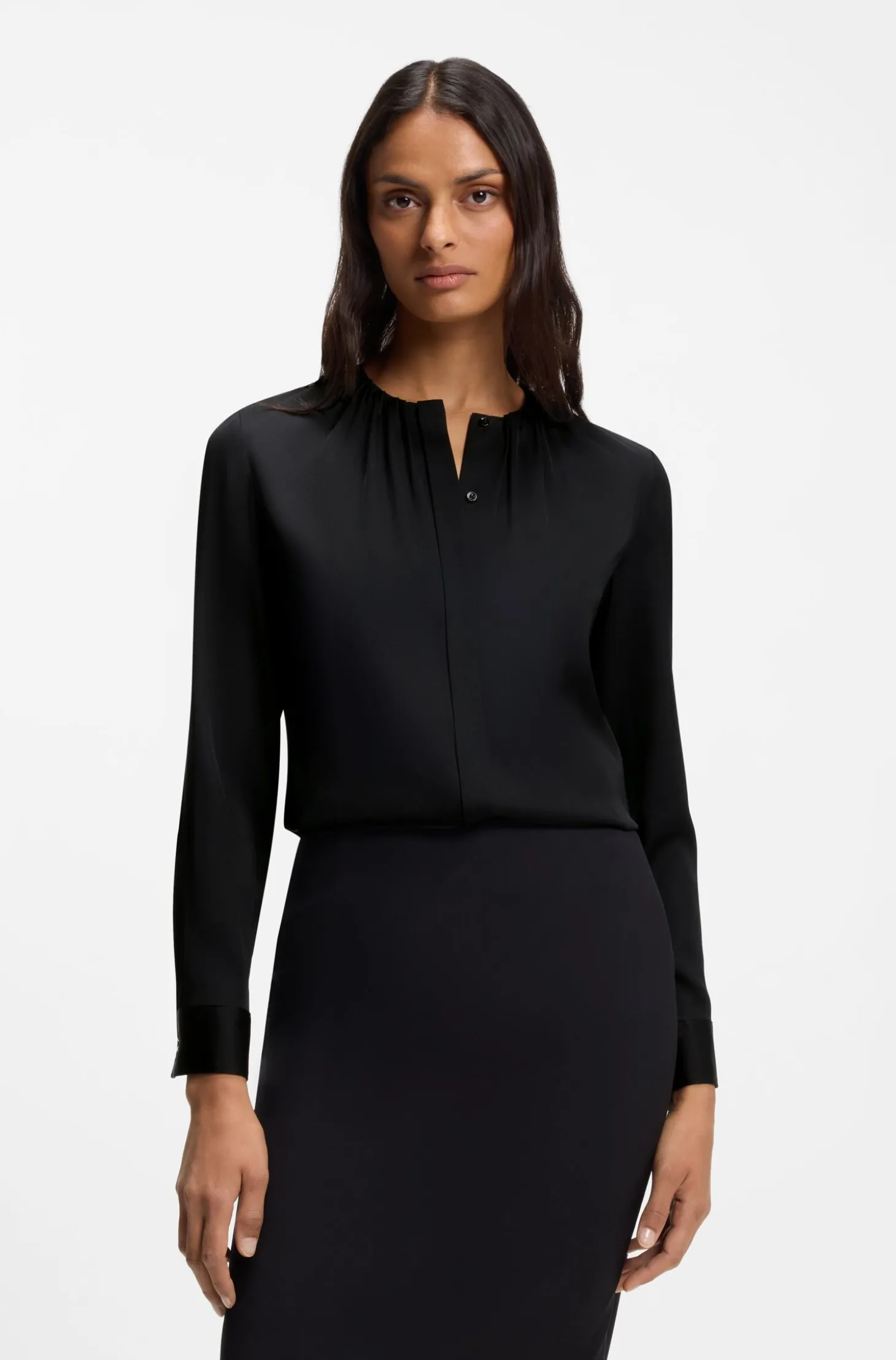 Kragenlose Regular-Fit Bluse aus Stretch-Seide