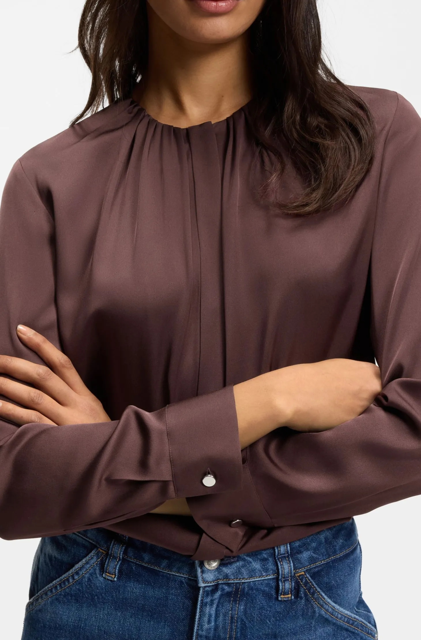 Kragenlose Regular-Fit Bluse aus Stretch-Seide