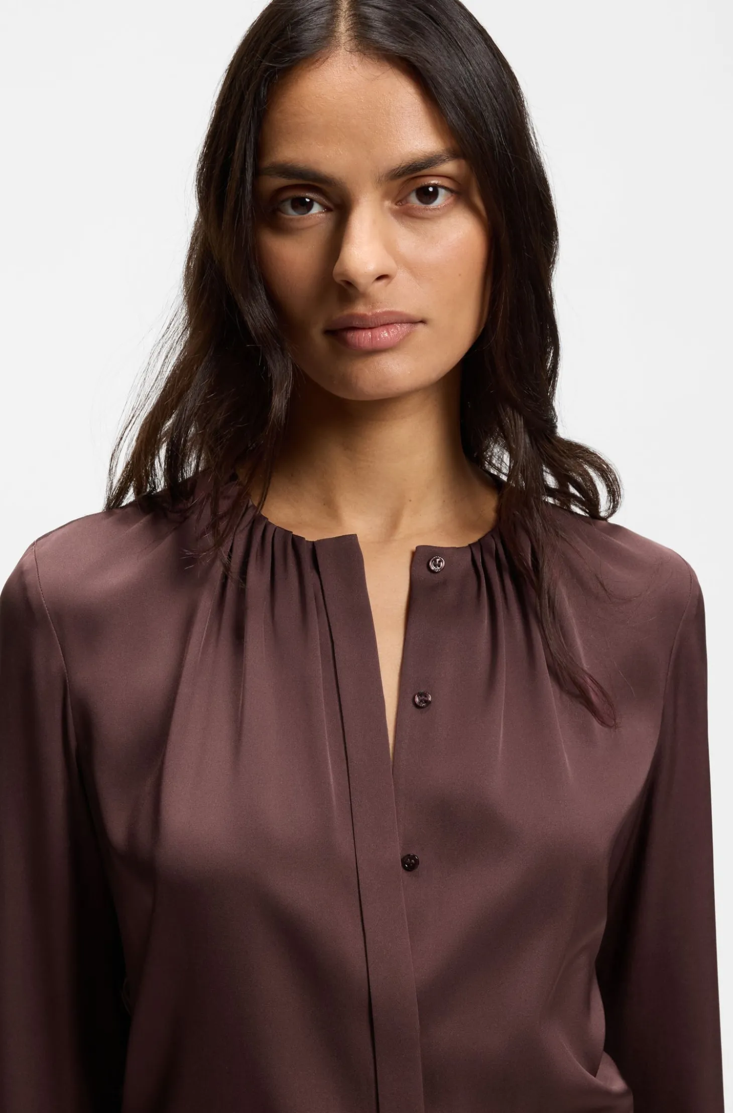 Kragenlose Regular-Fit Bluse aus Stretch-Seide