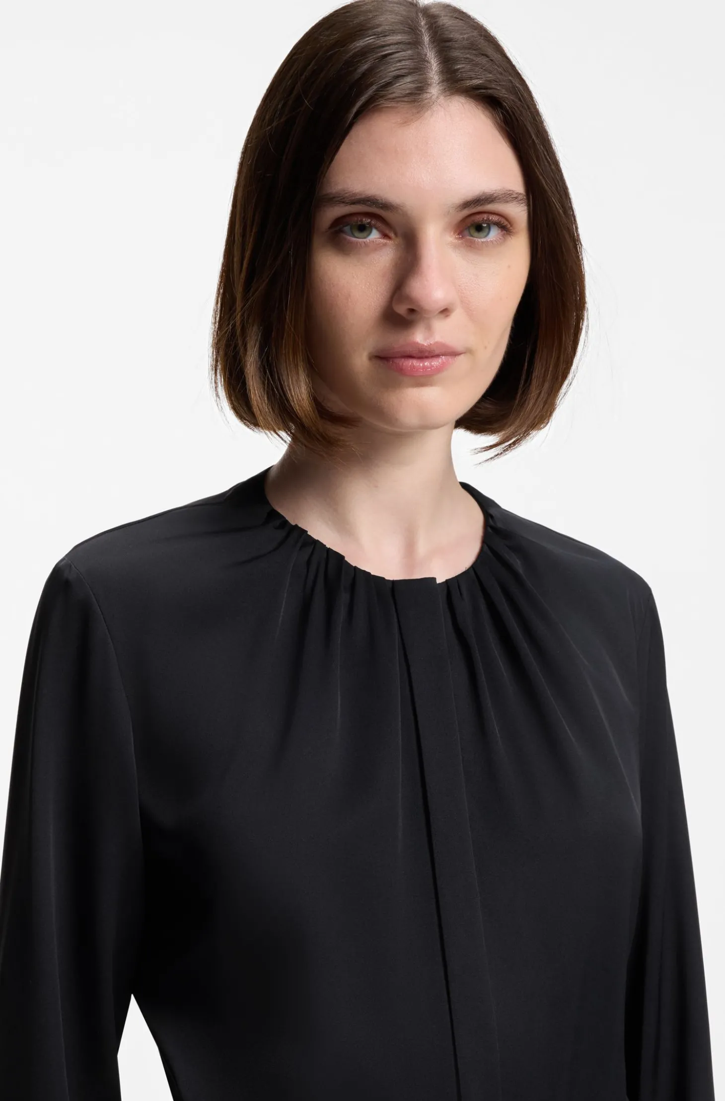 Kragenlose Regular-Fit Bluse aus Stretch-Seide
