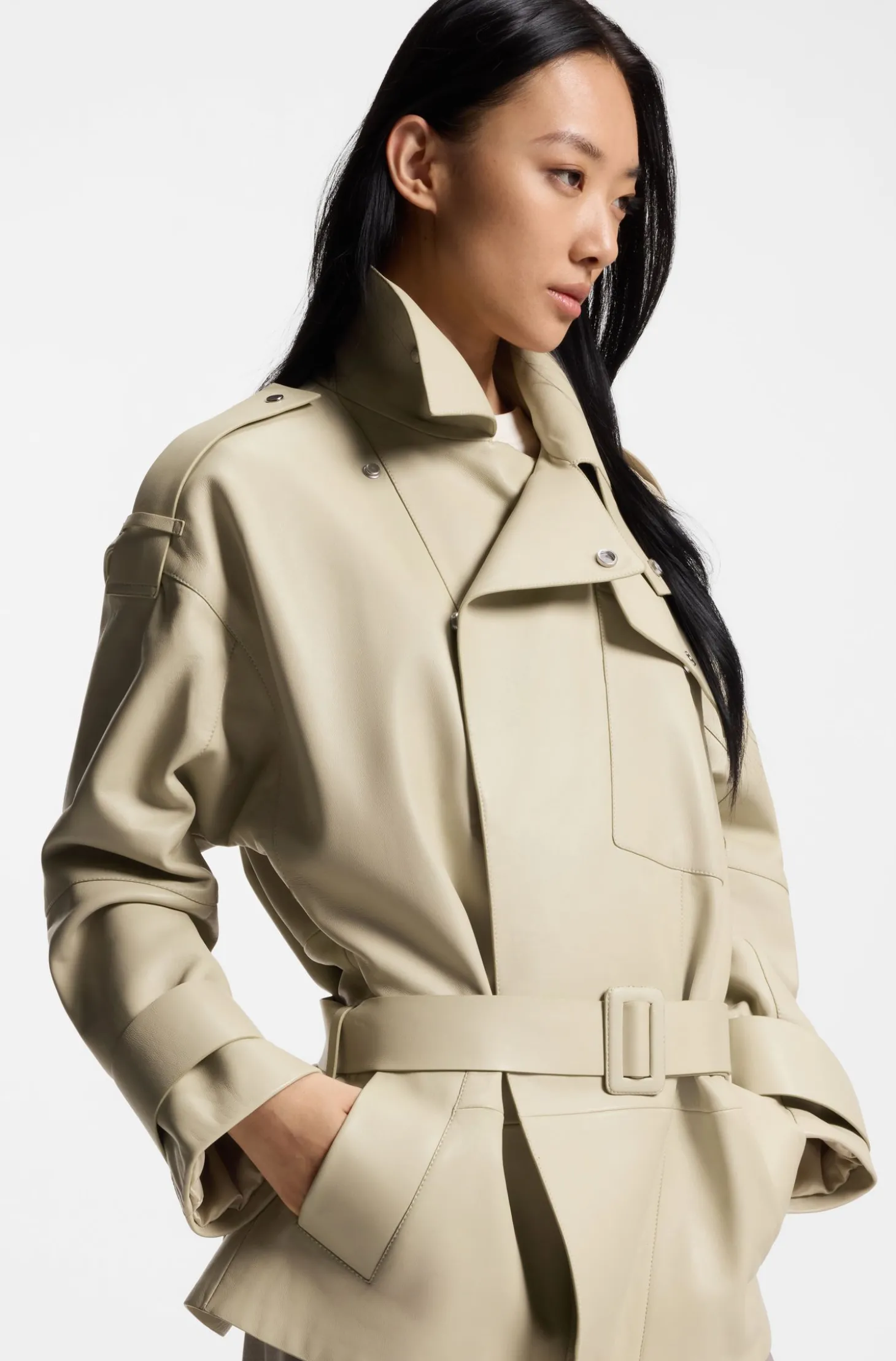 Kurzer Relaxed-Fit Trenchcoat aus Leder