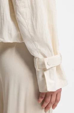 Kurzer Trenchcoat aus angerautem Krepp
