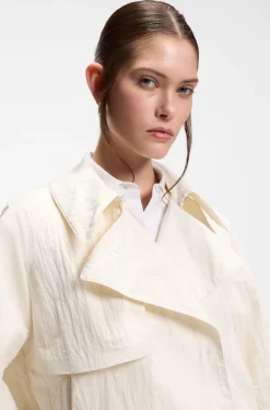 Kurzer Trenchcoat aus angerautem Krepp