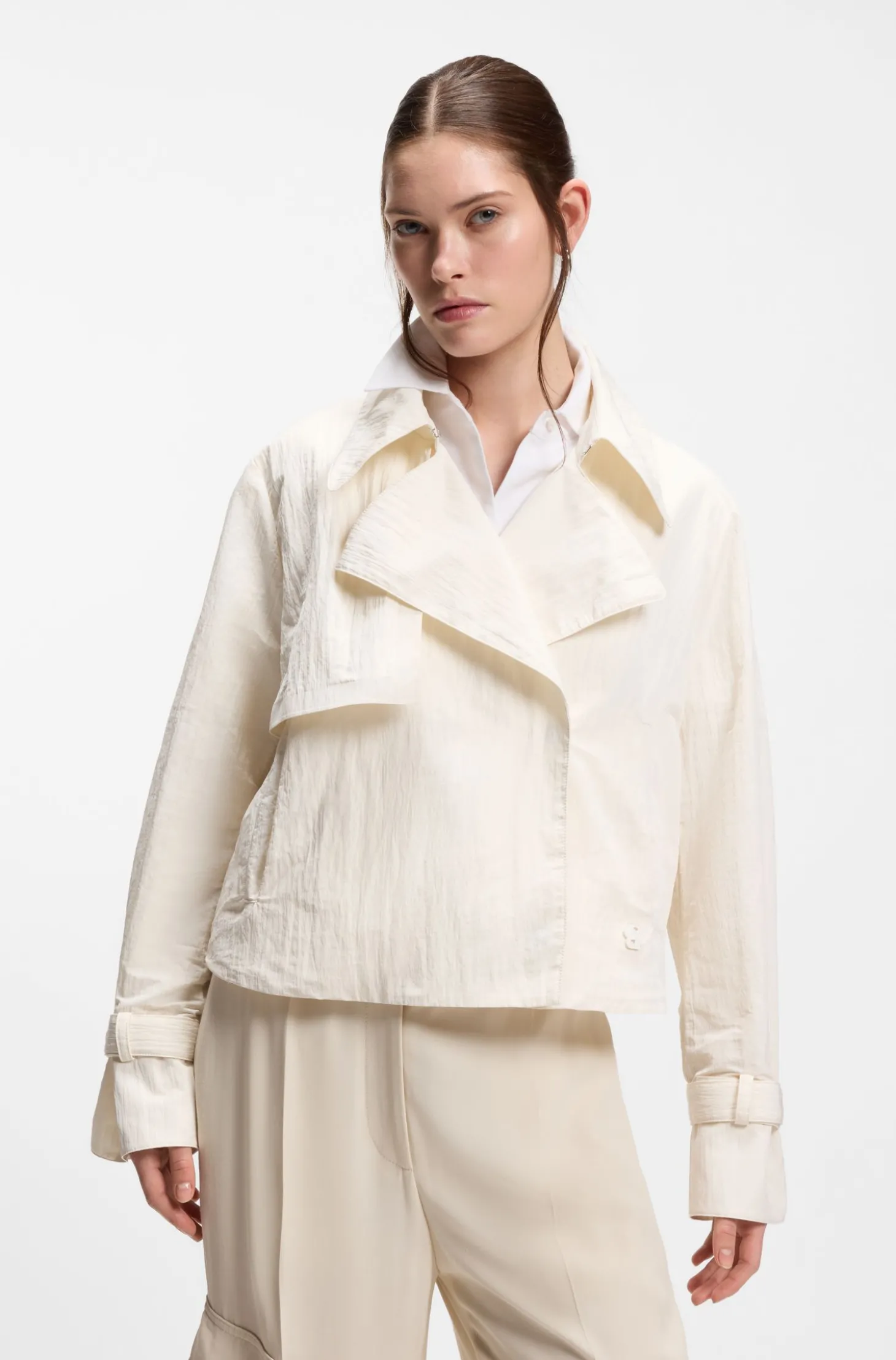 Kurzer Trenchcoat aus angerautem Krepp