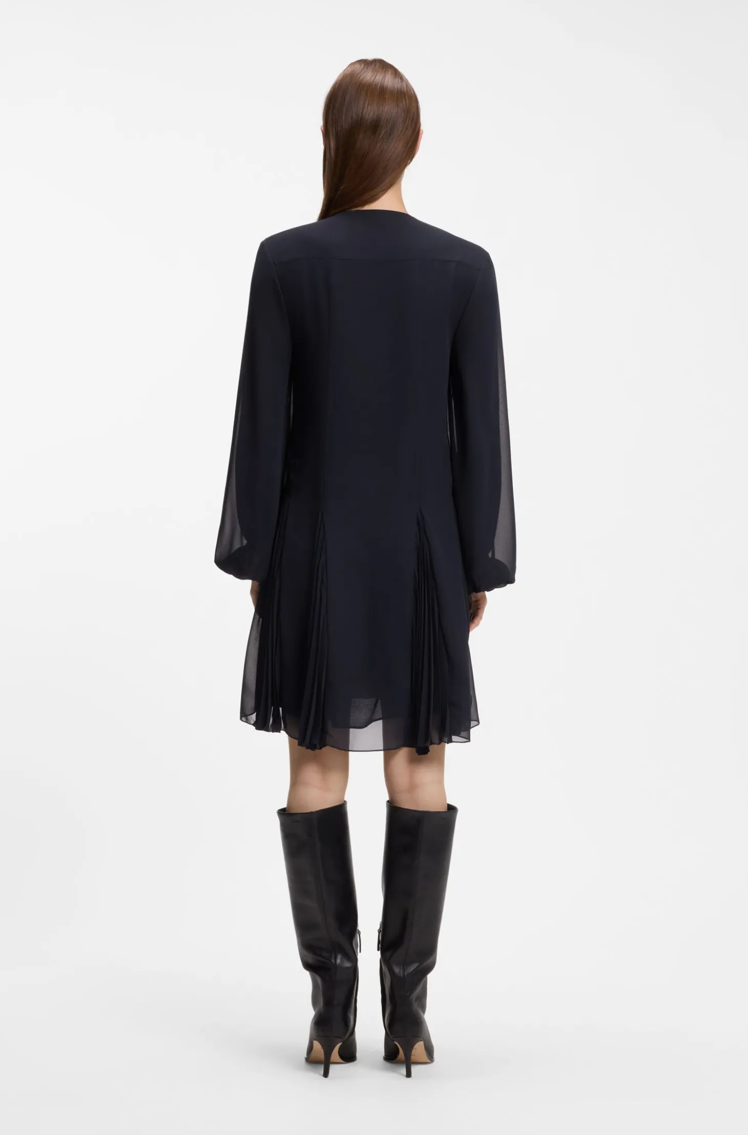 Kurzes Kleid mit Plissee-Einsätzen