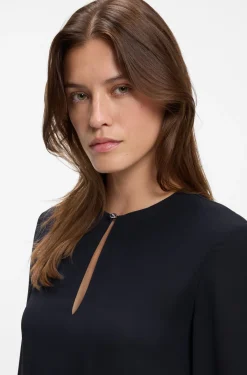 Kurzes Kleid mit Plissee-Einsätzen